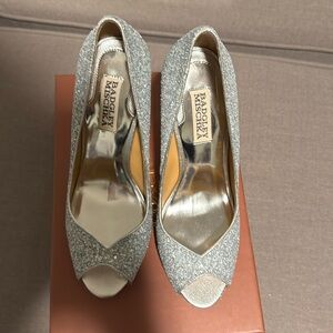 Badgley mischka silver glitter peep toe stiletto heels new no tags.